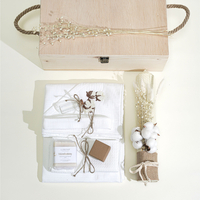 Trusou PREMIUM din muselina alba cu broderie, in cufar de lemn, model FLORI DE BUMBAC