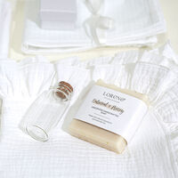 Trusou botez „White of Pearls” din muselină albă cu volănașe și perle – set complet premium