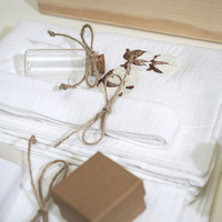 Trusou PREMIUM din muselina alba cu broderie, in cufar de lemn, model FLORI DE BUMBAC