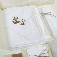 Trusou PREMIUM din muselina alba cu broderie, in cufar de lemn, model FLORI DE BUMBAC