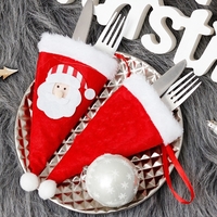 Husa decorativa festiva pentru 3 tacamuri Flippy, model caciulita cu Mos Craciun, material textil si poliester, 19 x 10 cm, rosu
