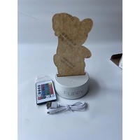 Lampa LED decorativa, Flippy, 3D, Urs cu palarie, cu telecomanda, doua moduri de alimentare USB si baterii, 20 cm inaltime, din material acril si lumina multicolora, alb