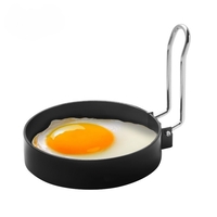 Set 4 forme rotunde pentru ou Flippy, din otel, strat antiaderent, diametru 7.5 cm, cu maner din ABS, negru
