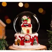 Decoratiune glob cu zapada Flippy, Mos Craciun pe casa, diametru 4.5 cm, multicolor