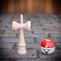 Jucarie Interactiva Kendama Rege, Flippy, din Lemn, 18 cm, Joc de Indemanare pentru Copii si Adulti, Model Bicolor cu Maner Maro, Rosu Alb