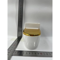 Scrumiera creativa Flippy, Forma de Toaleta, Capac Auriu, Material ABS si Otel Inoxidabil, 12.5 x 9.8 x 8.4 cm, Fixare prin Lipire sau De Sine Statator, pentru Baie, Camera, Bucatarie, Balcon, Auriu