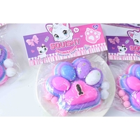 Jucarie Antistres Squishy, Flippy, cu Revenire Lenta, Model Labuta de Pisica, cu Pestisor, 220g, 12.5 x 10.5 cm Squeeze Pinch Family, Ambalaj Transparent, Roz-Multicolor