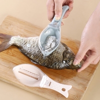 Curatator de Solzi de Peste, Flippy, Manual, Forma Peste, cu Compartiment de Colectare, din Plastic, 15.5x5.5 cm, Alb