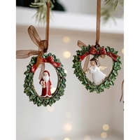 Decoratiune de Craciun, Flippy, pentru Brad, Model Ghirlanda cu Inger, 7.5 x 7.5 cm, din Rasina, Multicolor