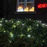 Instalatie de Craciun Liniara Yoto, 22 m, din care 1 m Prelungitor 220V, 300 LED, 8 jocuri de lumini, Controler, Utilizare Interior/Exterior, Fir Negru, Alb Rece