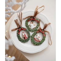 Decoratiune de Craciun, Flippy, pentru Brad, Model Ghirlanda cu Calut, 8.5 x 6.5 cm, din Rasina, Multicolor