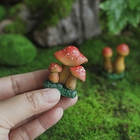 Decoratiune Ornament pentru Ghiveci, Flippy, Decoratiune pentru Gradina, Model 1 Ciuperci Rosii cu Buline Albe, 3.1 x 4 cm, Rosu