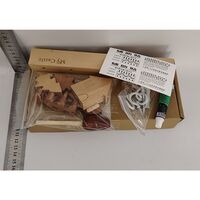 Suport pentru Chei, Flippy, din Lemn, Aplicare fara Perforare, Adeziv Inclus, 6 Carlige Albe, Model Casuta, Greutate Suportata 5 kg, 14.5 x 2 x 22.5 cm, Maro