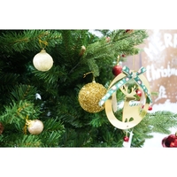 Set brad artificial de Craciun si elemente decorative, decorat cu conuri pin rosii, inaltime 210 cm, diametru 137 cm, 1172 ramuri, Flippy, verde, suport metalic inclus