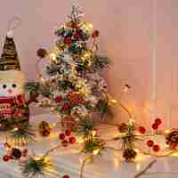 Instalatie Craciun cu baterii, 2 metri, 20 LED-uri tip Ace, conuri de pin si ciuperci, Alb Cald, Flippy