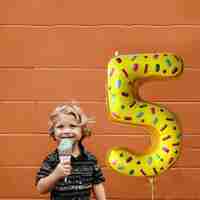 Balon din Folie Metalizata Flippy, Figurina Cifra, Imprimeu Gogosi, Tema Aniversare 100 cm, Ambalaj Individual, Pai inclus, Umflare cu Aer sau Heliu, Multicolor, Cifra 5