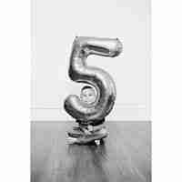 Balon din Folie Metalizata, Flippy, Figurina Cifra, Tema Aniversare 80 cm, Ambalaj Individual, Pai inclus, Umflare cu Aer sau Heliu, Argintiu, Cifra 5