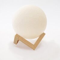 Lampa de veghe luna 3D Moon Light, lumina multicolora cu LED, 7 culori, schimbare culoare prin atingere, alimentare baterii, fara acumulator, stand din plastic inclus, 18 cm, Flippy