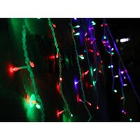 Instalatie Craciun, 15 m, 429 Led-uri ,Franjuri, Rosu / Verde/ Albastru, Flash, Transformator cu telecomanda, Interconectabila, Prelungitor 5 m inclus, Fir Transparent, Flippy