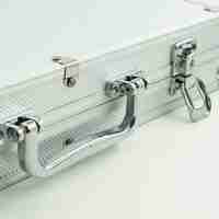 Set de Poker Complex cu 300 de jetoane Flippy, Include 2 seturi de carti, 5 zaruri, Echipat cu servieta de aluminiu cu dimensiunile 39x7x27 cm