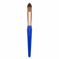 Bdellium Tools Golden Triangle  Series-  949 Pointed Foundation - PENSULĂ DE CONTUR PENTRU PRODUSE LICHIDE, CREMOASE SI MIXTE - 494 GT