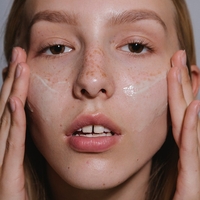 MÁDARA ACNE HYDRA-DERM Fluid Echilibrant BIO și Vegan 40ml – Hidratare, Controlul Sebumului și Porilor