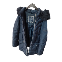 Geacă Lungă de Iarnă Puffer C&A Strong Amazing Girl cu Blăniță și Curea în Talie – Mărimea 146 (10-11 Ani) | Second Hand Premium