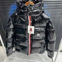 Geacă neagră de lux semnată Moncler