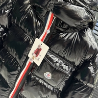 Geacă neagră de lux semnată Moncler