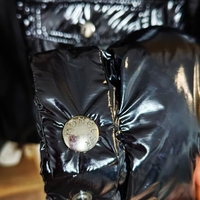 Geacă neagră de lux semnată Moncler