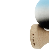 Kendama X Originala, Profesionala, Flippy, Cupe Mari KING SIZE V3, Rubber Grip, Gaura in Baza, Rulment Metalic, din lemn 18 cm, Ata 62/65 cm, Gradient Albastru deschis/Alb/Negru