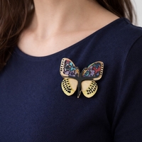 Martisor Brosa Mica in Cutie, Jolie, Dimensiune Brosa 2,5-3 cm, Material Metal, Model Fluture Colorat, Multicolor