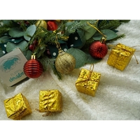 Set de 35 ornamente de brad, Flippy, de tip Glob, Rosu/ Auriu, din polistiren, cu finisaj sclipitor , cutie 11 cm adancime x 19 cm inaltime x 11 cm lungime)