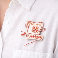 Martisor Brosa Mica in Cutie, Jolie, Dimensiune Brosa 2,5-3 cm, Material Metal, Model Trifoi Mult Noroc, Alb