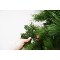 Brad artificial de Craciun, Decorat cu conuri de pin, pentru interior/exterior, inaltime 210 cm, diametru 114 cm, 1057 ramuri, Flippy, verde, suport metalic inclus