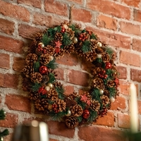 Coronita decorativa cu frunze si conuri, diametru 50 cm, multicolora