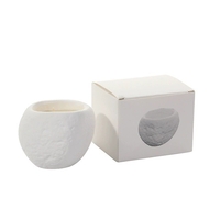 Lumanare Parfumata, Flippy, Model Abstract, Aroma Frezie/Para, din Ceara de Soia, 8 x 5.5 x 6 cm, Alb