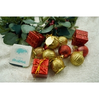 Set de 12 ornamente de brad, Flippy, de tip Glob, Rosu/ Auriu, din polistiren, cu finisaj sclipitor , cutie 4 cm adancime x 20 cm inaltime x 12 cm lungime)