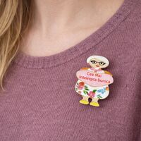 Martisor Brosa Mica in Cutie, Jolie, Dimensiune Brosa 2,5-3 cm, Material Metal, Model Cea Mai Inteleapta Bunica, Multicolor