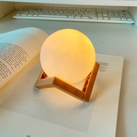 Lampa de veghe luna3D Moon Light, lumina LED alb cald, alimentare baterii, stand din plastic, 18 cm, Flippy