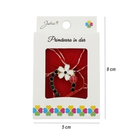 Martisor Brosa, Jolie, Model Potcoava cu Floare Alba, Metal Emailat in Culori, Sistem de Prindere cu Ac, Dimensiune 2.5–3 cm, Ambalaj Individual cu Design, Multicolor