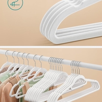 SONGMICS Set de 20 de umerase pentru haine, anti-alunecare cu catifea, bara de cravata si carlig pivotant, 43,5 cm, alb