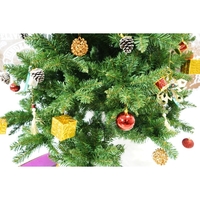 Set brad artificial de Craciun si elemente decorative, nins, decorat cu conuri pin, pentru interior/exterior, inaltime 210 cm, diametru 131 cm, 630 ramuri, Flippy, alb/verde, suport metalic inclus