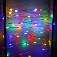 Instalatie de Craciun Yoto, liniara, cu 100 micro LED-uri, 10 m, 220V, conectare la retea, cu 8 jocuri de lumini, interior/exterior, fir transparent, multicolora