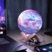 Lampa de veghe in forma de luna cu stele 3D Moon Light 7 culori, alimentare baterii, stand din lemn inclus, 15 cm, Flippy