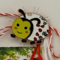 Martisor pentru copii, Jolie, Material Metal, Ambalaj Carton cu Design, Dimensiune Brosa Aproximativ 2x2 cm, Model Buburuza, Multicolor