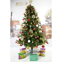 Set brad artificial de Craciun si elemente decorative, decorat cu conuri pin rosii, inaltime 210 cm, diametru 137 cm, 1172 ramuri, Flippy, verde, suport metalic inclus