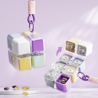 Cutie pentru Medicamente, Vafy, Model Rubik' Cube, cu Curea de Agatare, Dozator Portabil de Medicamente, Dispenser Pastile, estimat pentru 7 zile, 7.3 x 6 x 6 cm, Multicolor