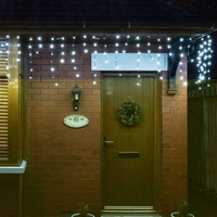 Instalatie Craciun Profesionala de Exterior IP65, 70 m, 1680 Led-uri Mari ,Franjuri, Alb rece, Flash, Alimentator, Interconectabila, Fir Negru Cauciucat, 220v, Vafy