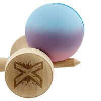 Kendama X Originala, Profesionala, Flippy, Cupe Mari KING SIZE V3, Rubber Grip, Gaura in Baza, Rulment Metalic, din lemn 18 cm, Ata 62/65 cm, Gradient Albastru deschis/Mov/Roz